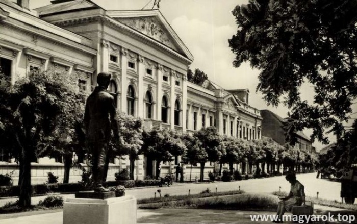 Gyula, Városi Tanácsháza a Petőfi szoborral